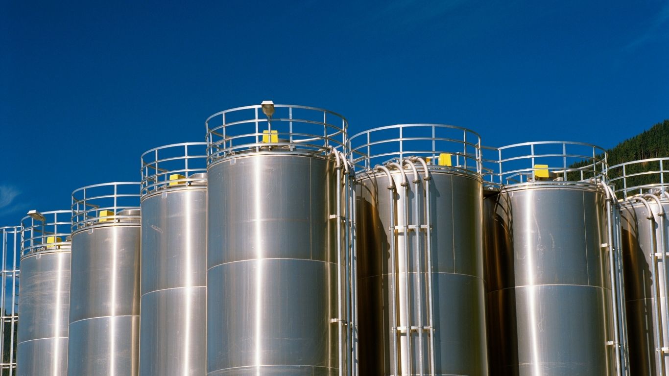 Cold Storage and Beverage Solutions encompass refrigeration, temperature control, cooling, storage and process-support systems designed for industries where controlled temperature and reliable product handling are essential.